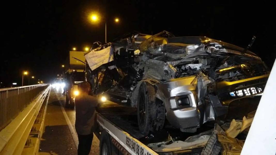 Manavgat’ta Pikabın Kamyona Girdiği Kaza Trafiği Felç Etti! 7